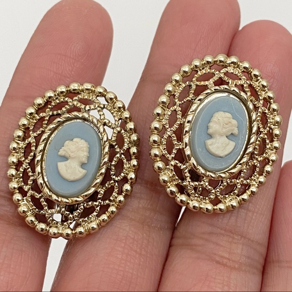 Vintage Sarah Coventry Cameo Earrings & Brooch - Picture 4 of 15